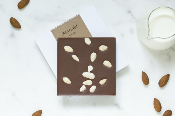 Noble milk chocolate bar with almonds | chokoin