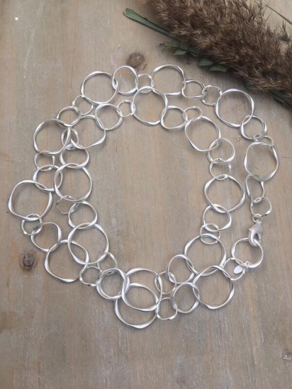 Lange Charmkette Gliederkette 110cm mit gedrehten runden Gliedern versilbert | Perlenmarkt
