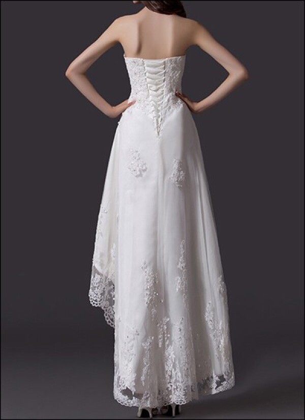 Elegant wedding dress with lace train | Lafanta | Braut- und Abendmode