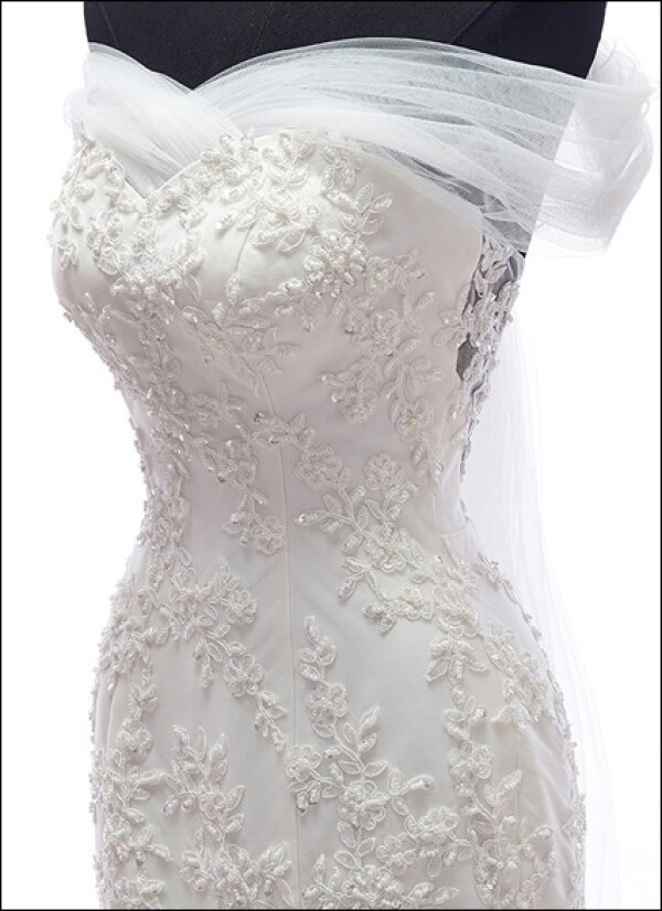 Mermaid wedding dress with tulle straps and lace | Lafanta | Braut- und Abendmode