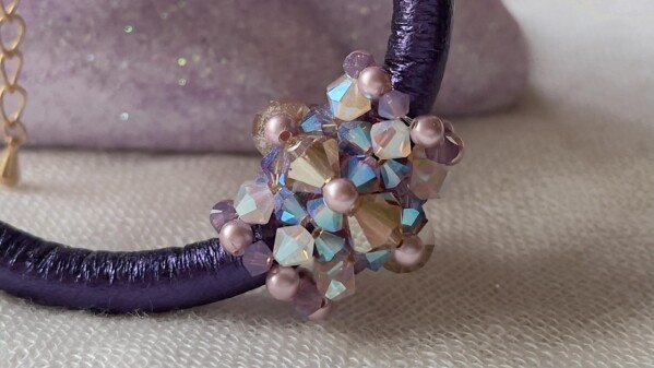 Nappalederarmband mit großem, handfefertigtem Charm in den Farben lila, weiss, rosa, goldfarben | Atelier Christiane Klieeisen