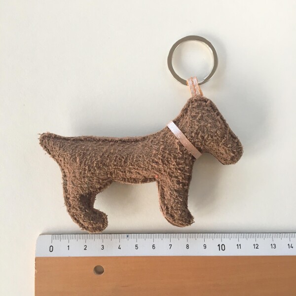 Hund Schlüsselanhänger oder Taschenanhänger aus upcycling Leder türkis | iwee upcycling ledermanufaktur