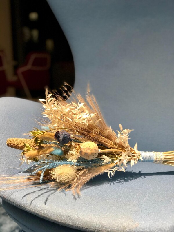 Blau naturfarbener eleganter Trockenblumenstrauß bohotrend dried flower bridal bouquet Brautstrauss | Flower Pearl