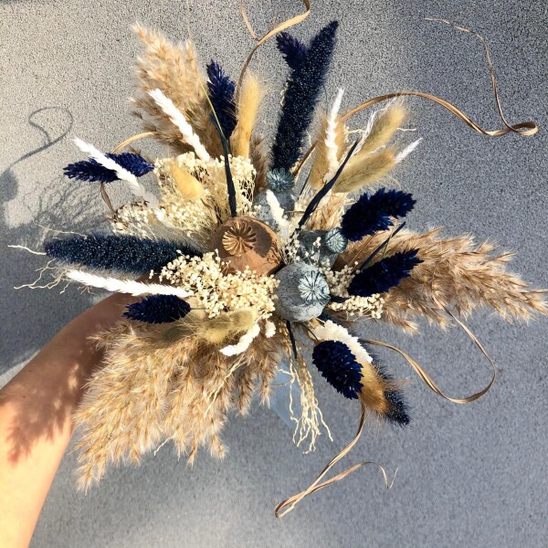 Trockenblumenstrauß hellblau dunkelblau natur mit Tüllband - Trockenblumen - dried flower bridal bouquet - Brautstrauß | Flower Pearl