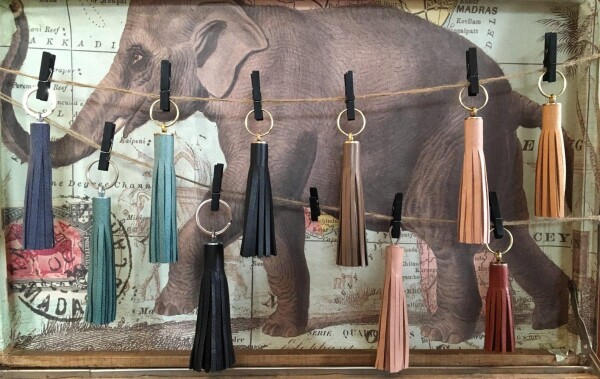 Quaste Schlüsselanhänger oder Taschenanhänger aus upcycling Leder türkis | iwee upcycling ledermanufaktur