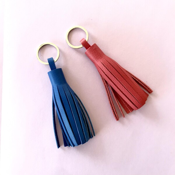Quaste Schlüsselanhänger oder Taschenanhänger aus upcycling Leder rot | iwee upcycling ledermanufaktur