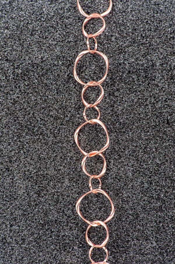 Lange Charmkette Gliederkette 110cm mit gedrehten runden Gliedern rosévergoldet | Perlenmarkt