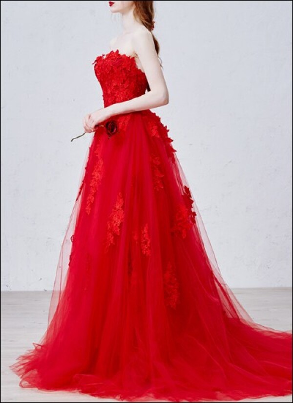 Romantisches Brautkleid mit Spitze in Rot | Lafanta | Braut- und Abendmode